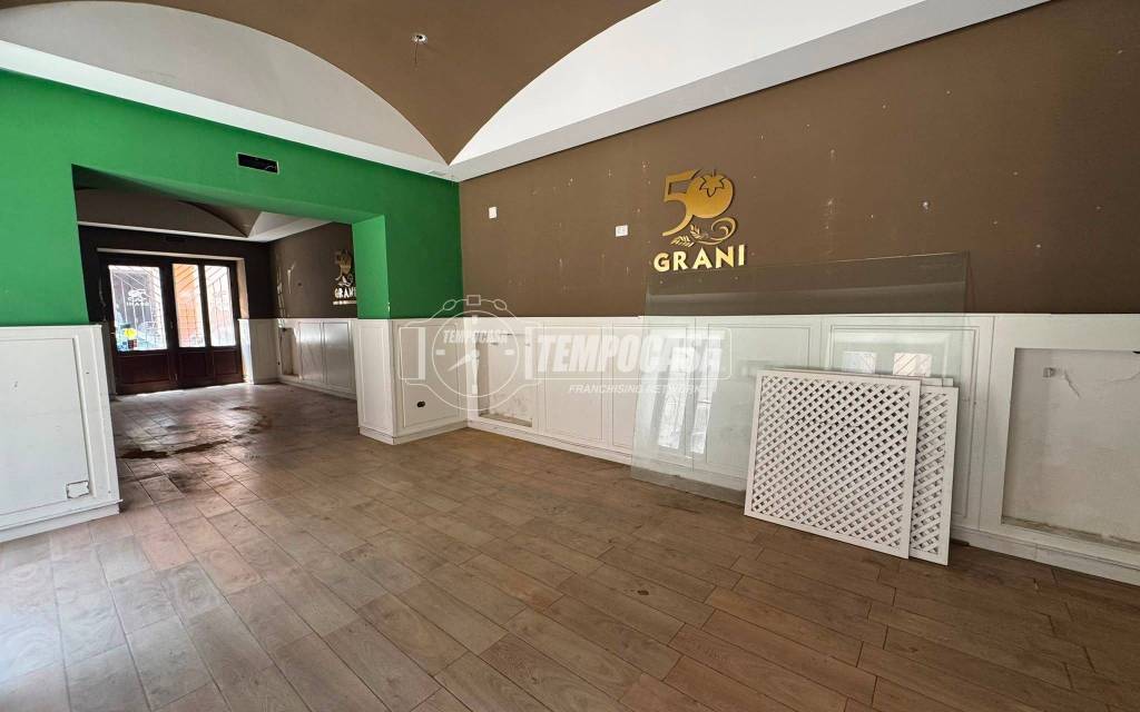 negozio in vendita a Pozzuoli