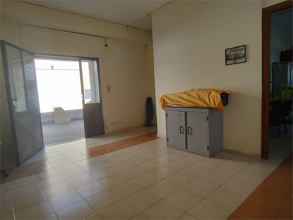 negozio in vendita a Pozzuoli in zona Monterusciello