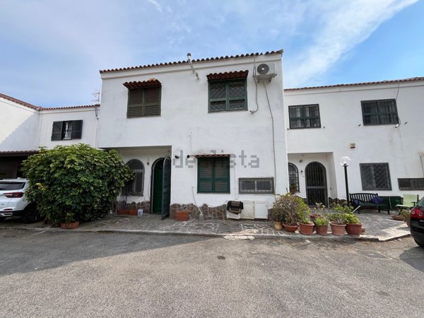 casa indipendente in vendita a Pozzuoli in zona Arco Felice