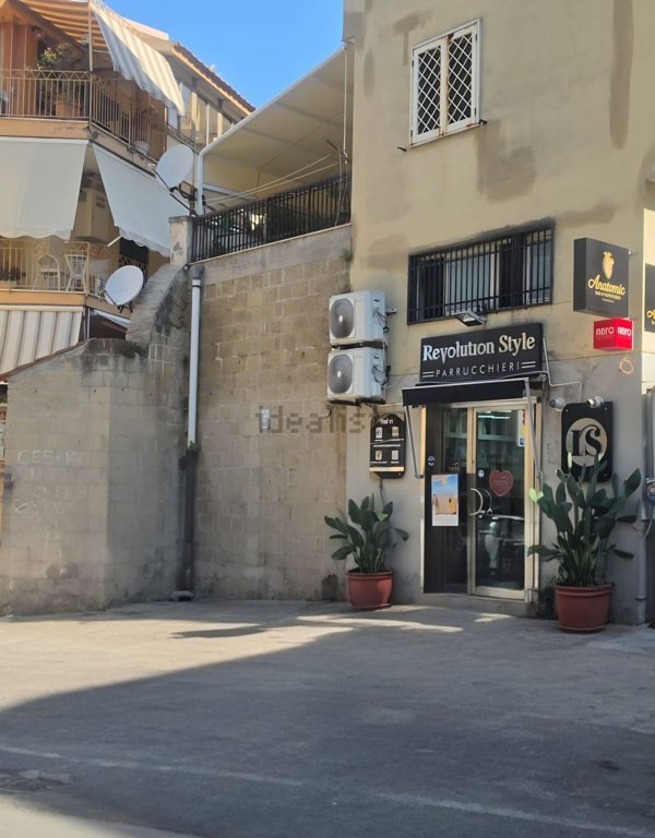 locale commerciale in vendita a Pozzuoli