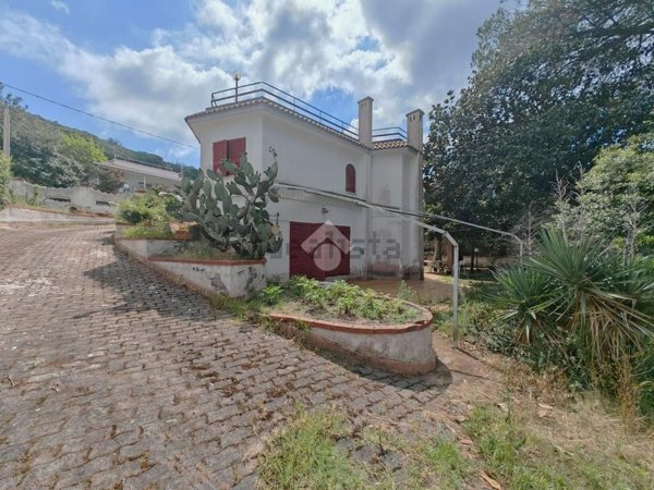casa indipendente in vendita a Pozzuoli in zona Lucrino