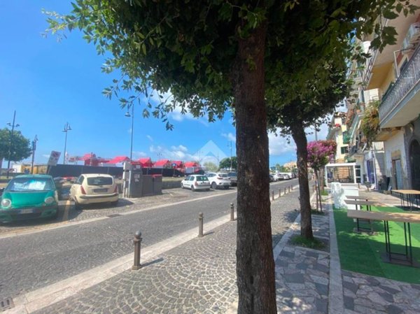 negozio in vendita a Pozzuoli