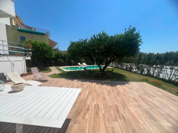 casa indipendente in vendita a Pozzuoli