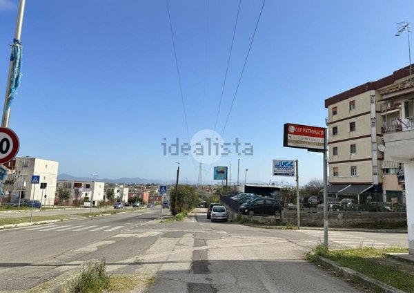 locale commerciale in vendita a Pozzuoli in zona Monterusciello