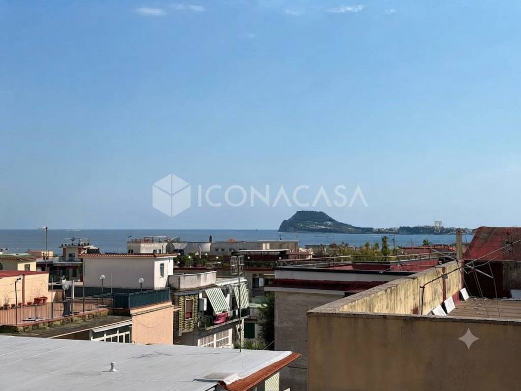 appartamento in vendita a Pozzuoli in zona Lucrino