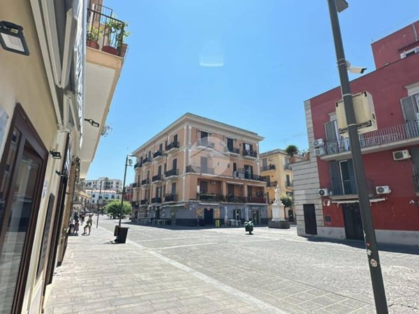 negozio in vendita a Pozzuoli