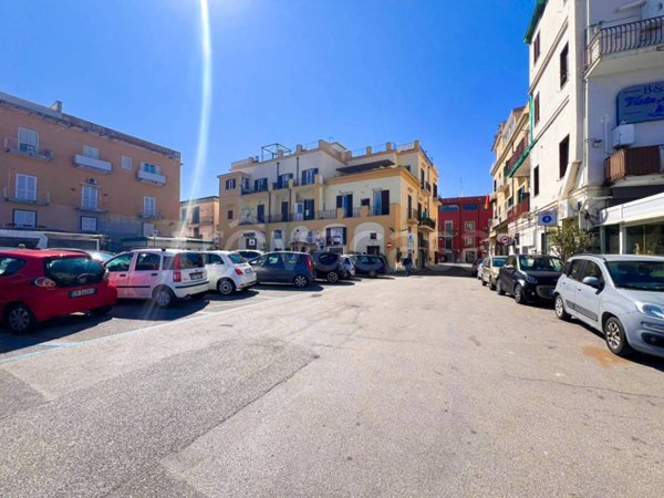 negozio in vendita a Pozzuoli
