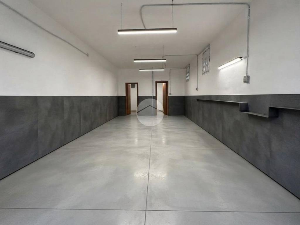 locale commerciale in vendita a Pozzuoli in zona Monterusciello