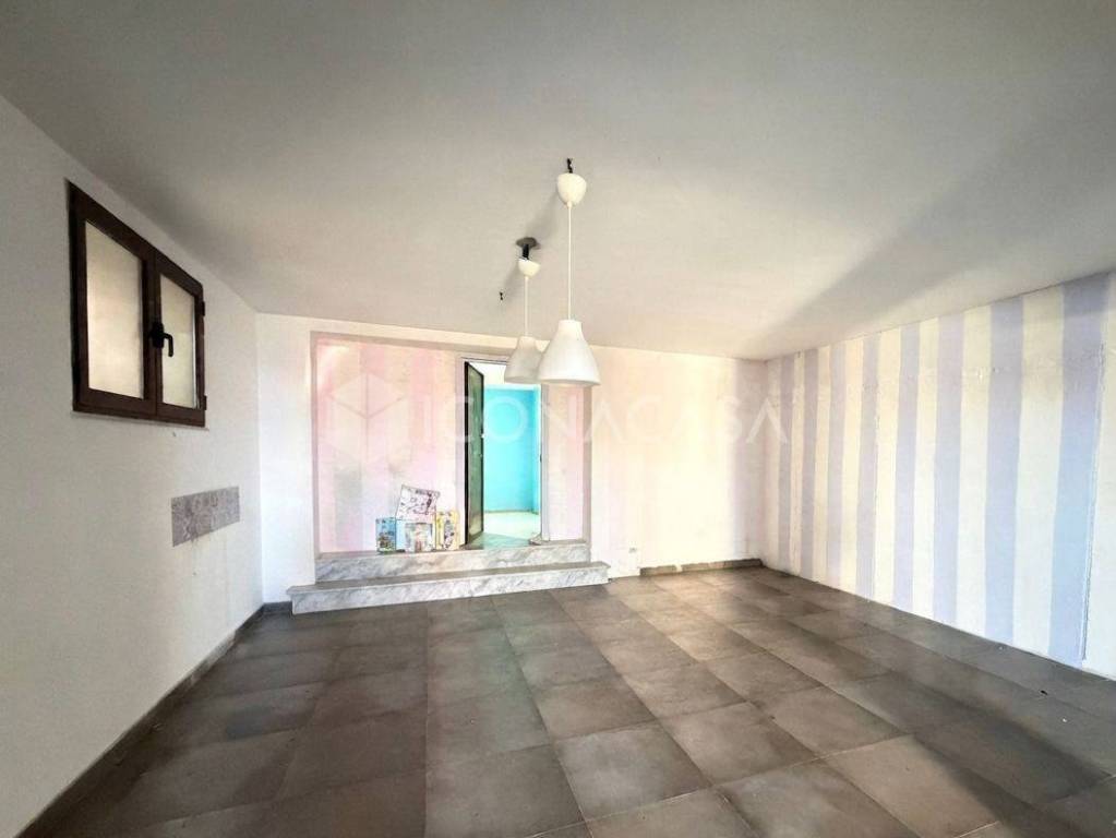 negozio in vendita a Pozzuoli in zona Lucrino