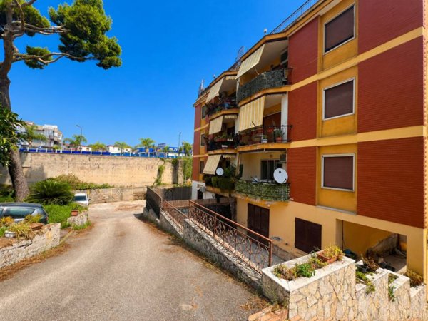 appartamento in vendita a Pozzuoli in zona Lucrino