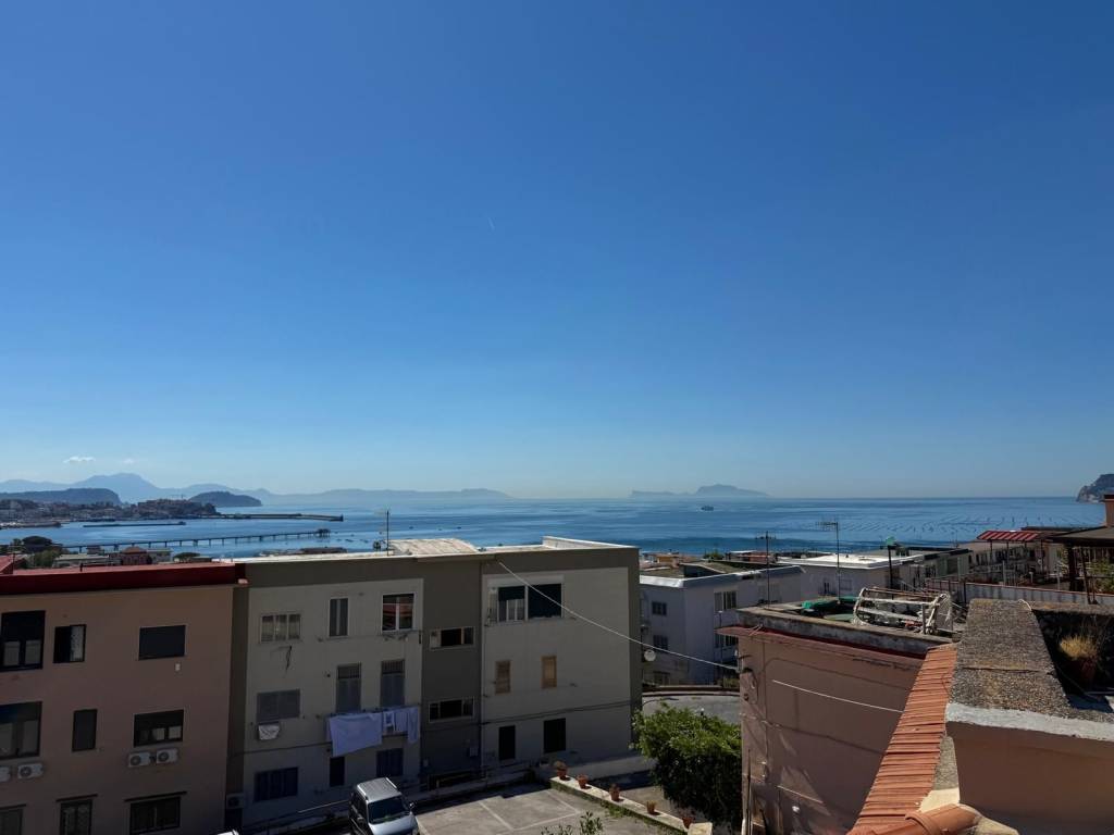 appartamento in vendita a Pozzuoli in zona Lucrino