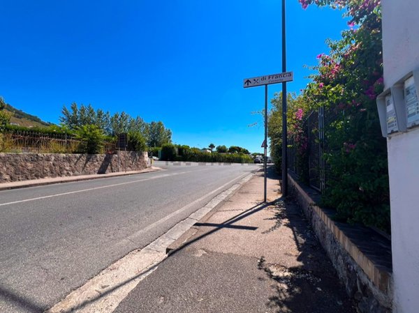 casa indipendente in vendita a Pozzuoli in zona Lucrino