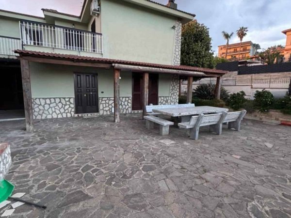 casa indipendente in vendita a Pozzuoli in zona Monterusciello