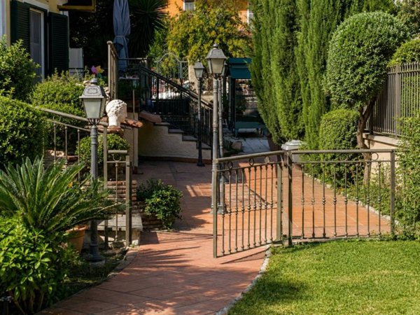 appartamento in vendita a Pozzuoli in zona Lucrino
