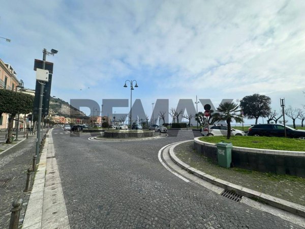 negozio in vendita a Pozzuoli