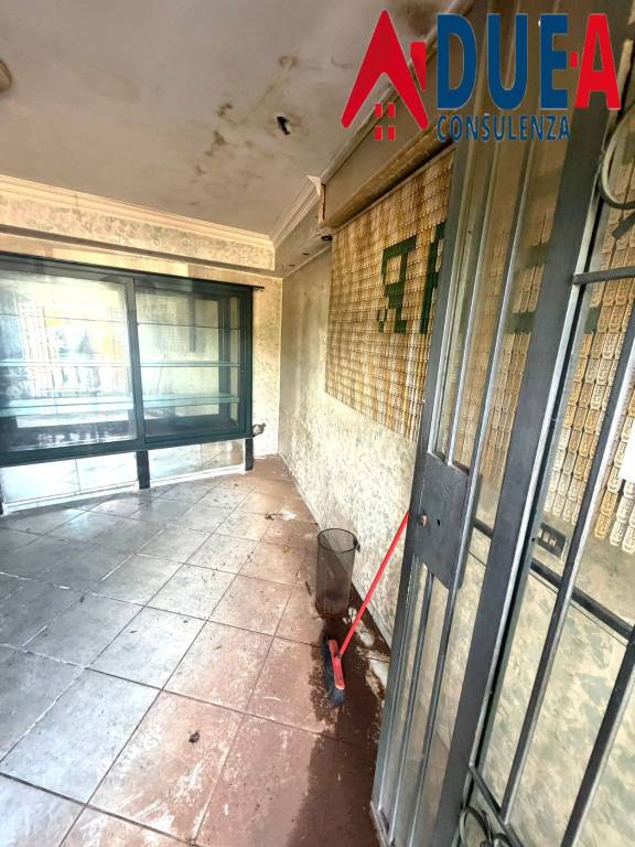 negozio in vendita a Pozzuoli in zona Monterusciello