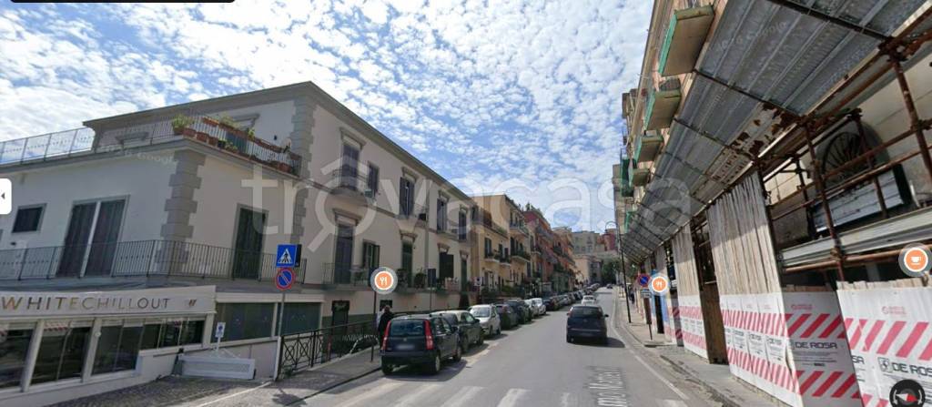 negozio in vendita a Pozzuoli