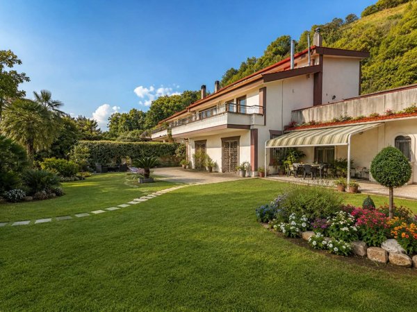 casa indipendente in vendita a Pozzuoli
