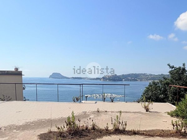 casa indipendente in vendita a Pozzuoli in zona Lucrino
