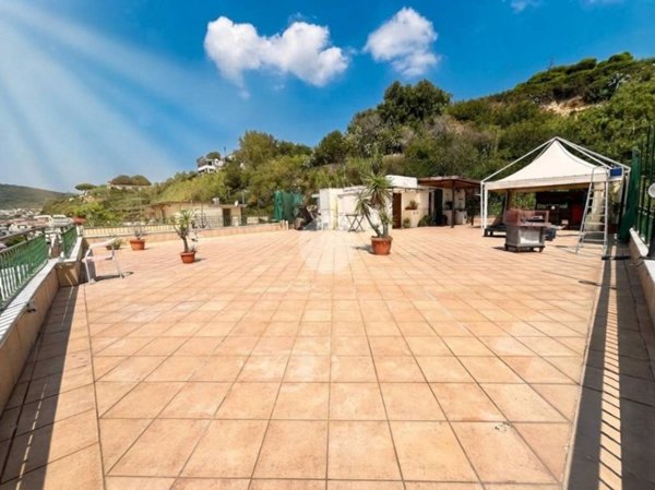appartamento in vendita a Pozzuoli in zona Lucrino