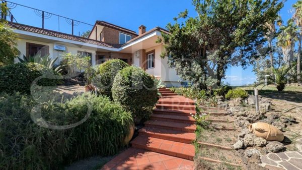 casa indipendente in vendita a Pozzuoli in zona Arco Felice