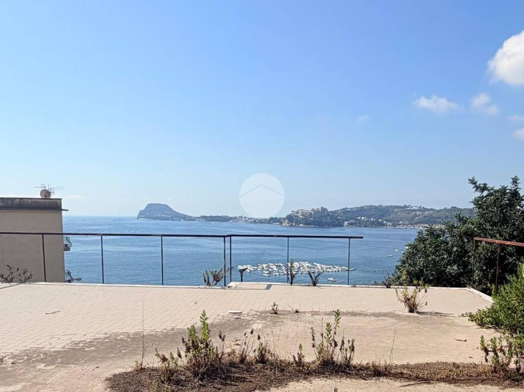 appartamento in vendita a Pozzuoli in zona Lucrino