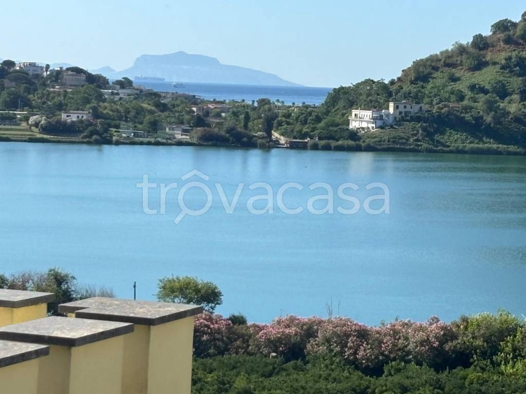 casa indipendente in vendita a Pozzuoli in zona Lucrino
