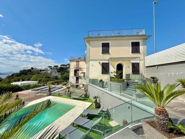 casa indipendente in vendita a Pozzuoli