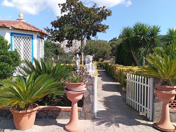 casa indipendente in vendita a Pozzuoli in zona Cuma