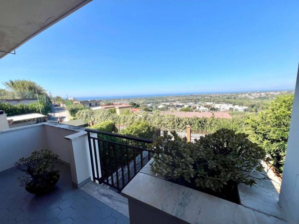 casa indipendente in vendita a Pozzuoli in zona Monterusciello
