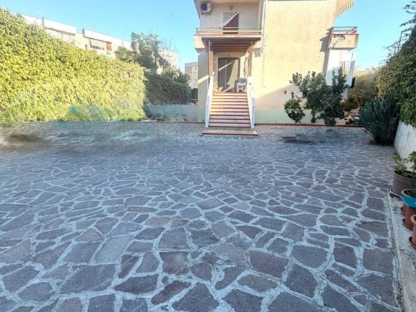 casa indipendente in vendita a Pozzuoli in zona Toiano