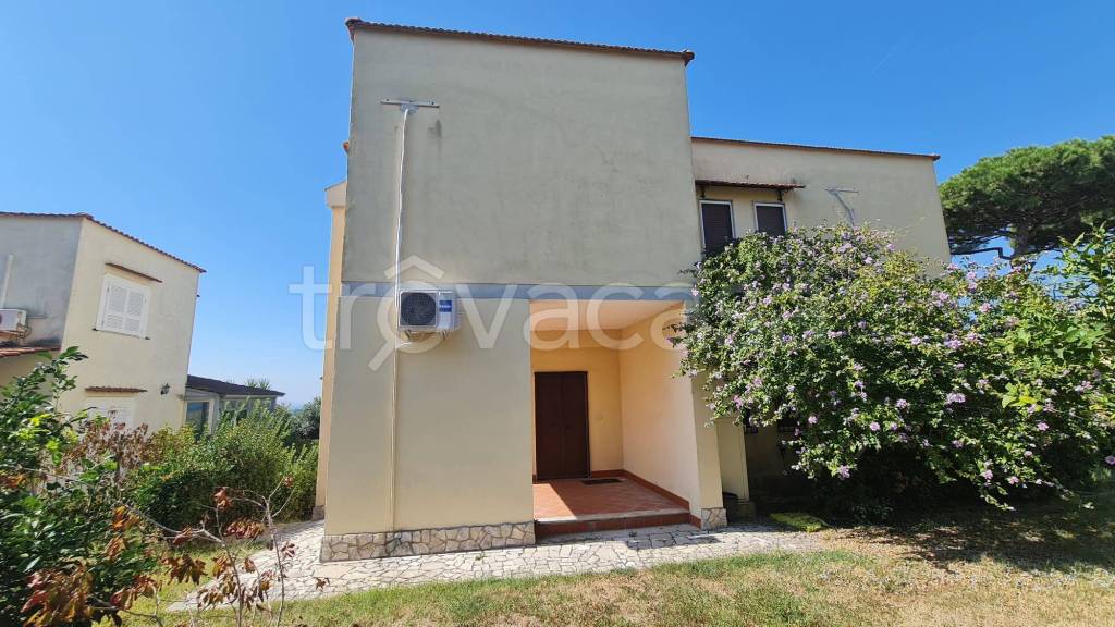 casa indipendente in vendita a Pozzuoli in zona Monterusciello