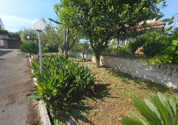 casa indipendente in vendita a Pozzuoli in zona Monterusciello