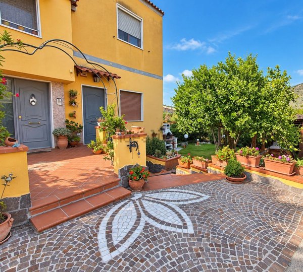 casa indipendente in vendita a Pozzuoli in zona Toiano