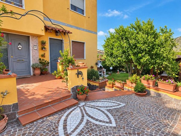 casa indipendente in vendita a Pozzuoli in zona Cuma