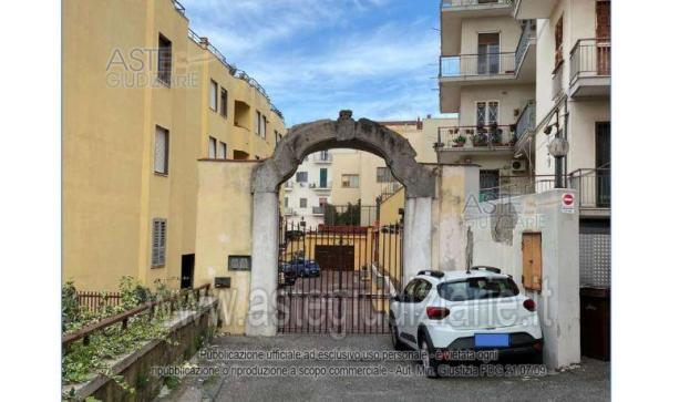 locale commerciale in vendita a Pozzuoli