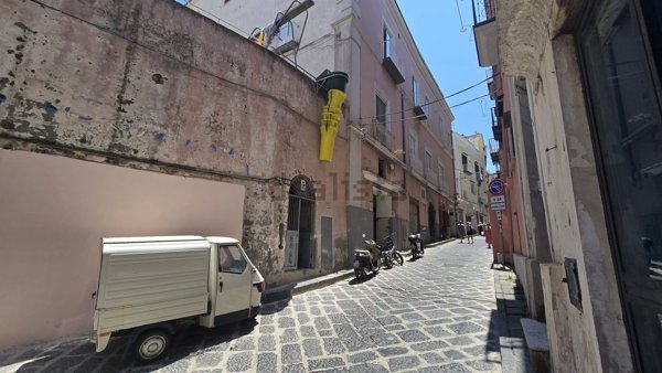locale commerciale in vendita a Procida