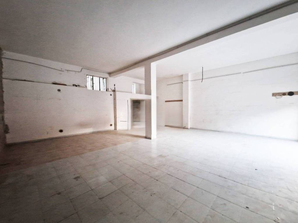 locale commerciale in vendita a Quarto