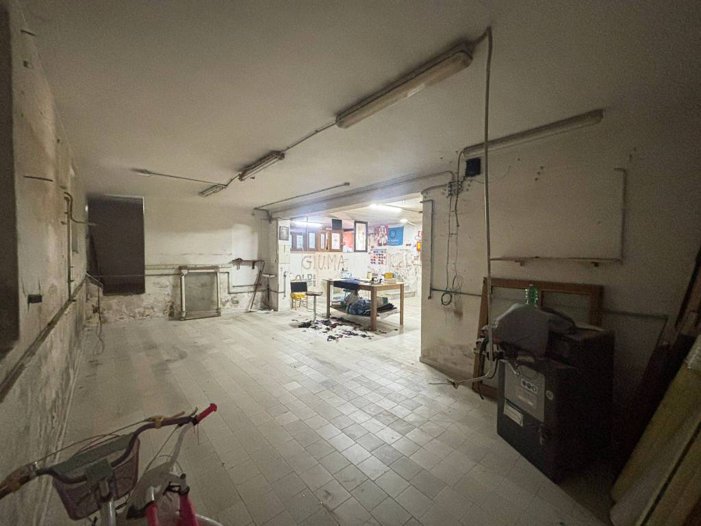 locale commerciale in vendita a Quarto