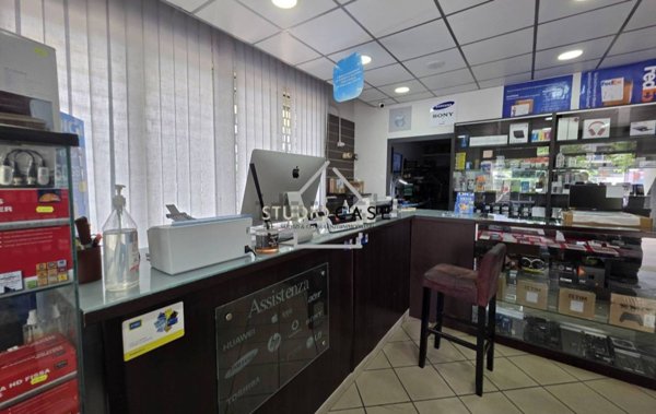 negozio in vendita a Quarto