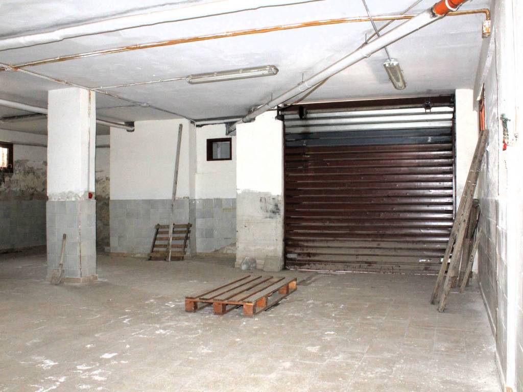 locale commerciale in vendita a Quarto