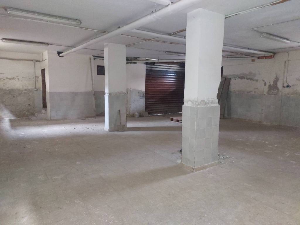 locale commerciale in vendita a Quarto