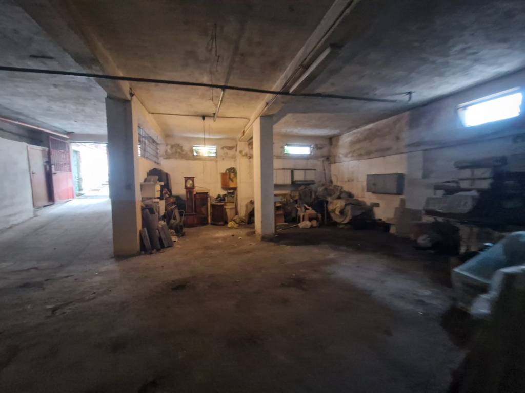 locale commerciale in vendita a Quarto