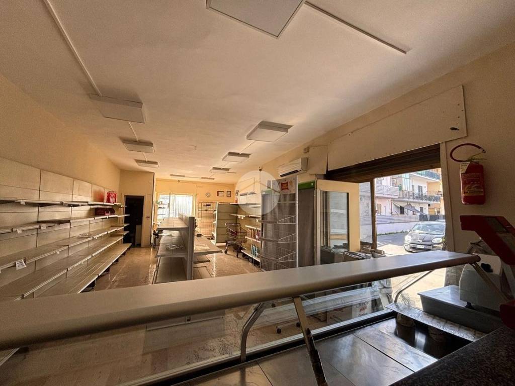 locale commerciale in vendita a Quarto