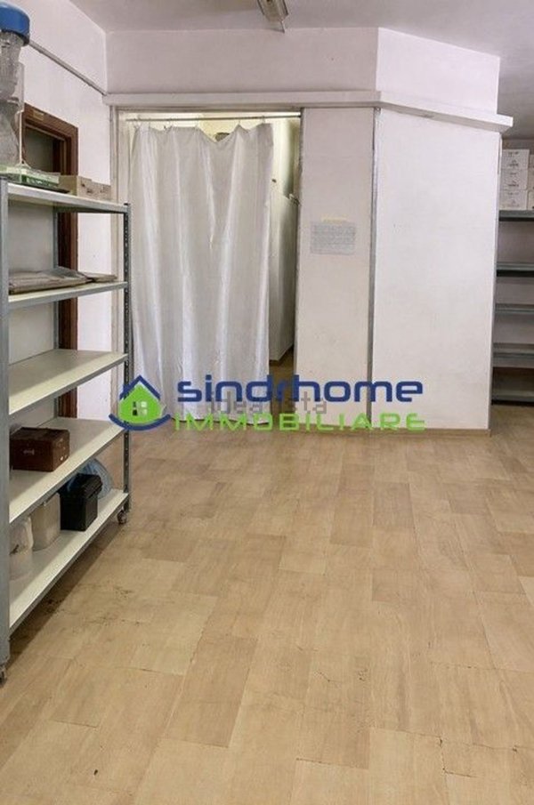 locale commerciale in vendita a Quarto