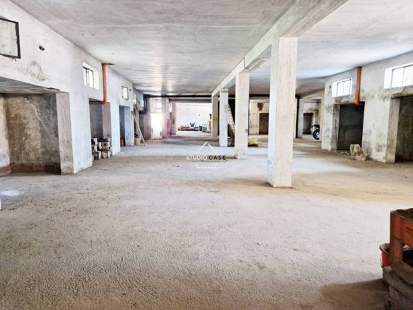 locale commerciale in vendita a Quarto