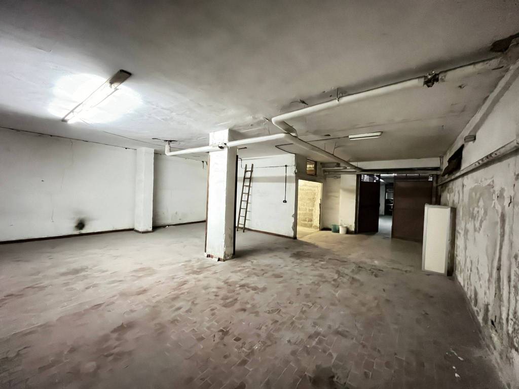 locale commerciale in vendita a Quarto
