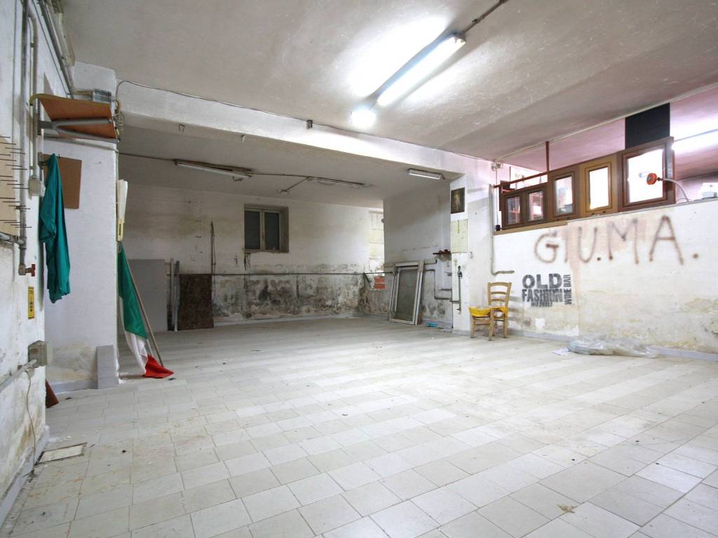 locale commerciale in vendita a Quarto