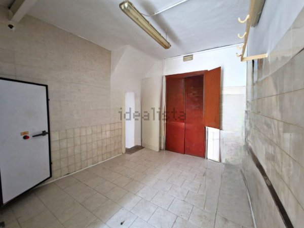 locale commerciale in vendita ad Ercolano in zona Miglio d'oro