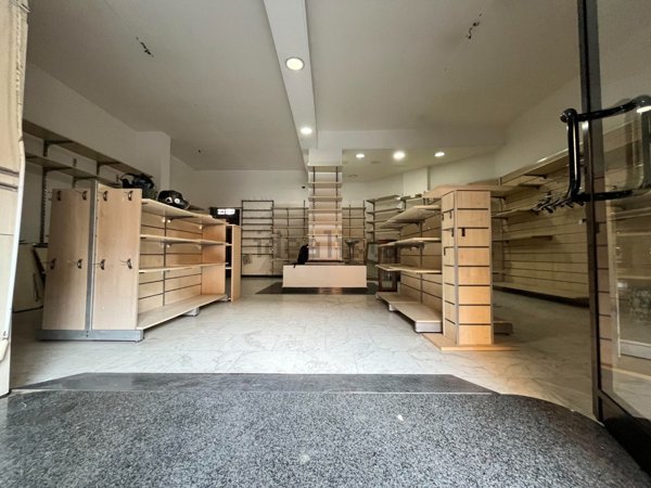locale commerciale in vendita a San Giorgio a Cremano
